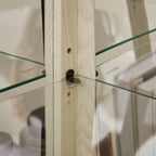 Meuble d'angle blanc avec portes vitrées et éclairage intégré, montage par 1 personne