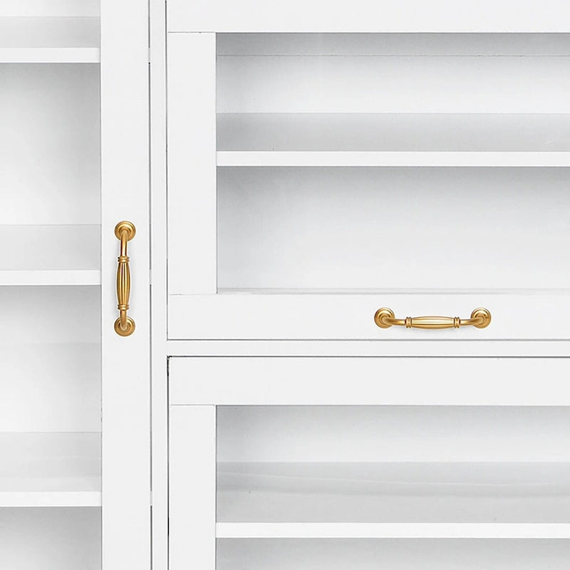 Meuble de rangement pour chaussures blanc et noir avec portes vitrées et poignées dorées