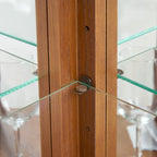 Vitrine d'angle en cerisier/chêne – Vitrine éclairée, accessible à 2 personnes